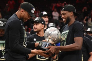 金年会app-里程碑夜！密尔沃基雄鹿再遭质疑，欧超杯加时末段刷纪录，态度坚定，更衣室氛围转暖的简单介绍